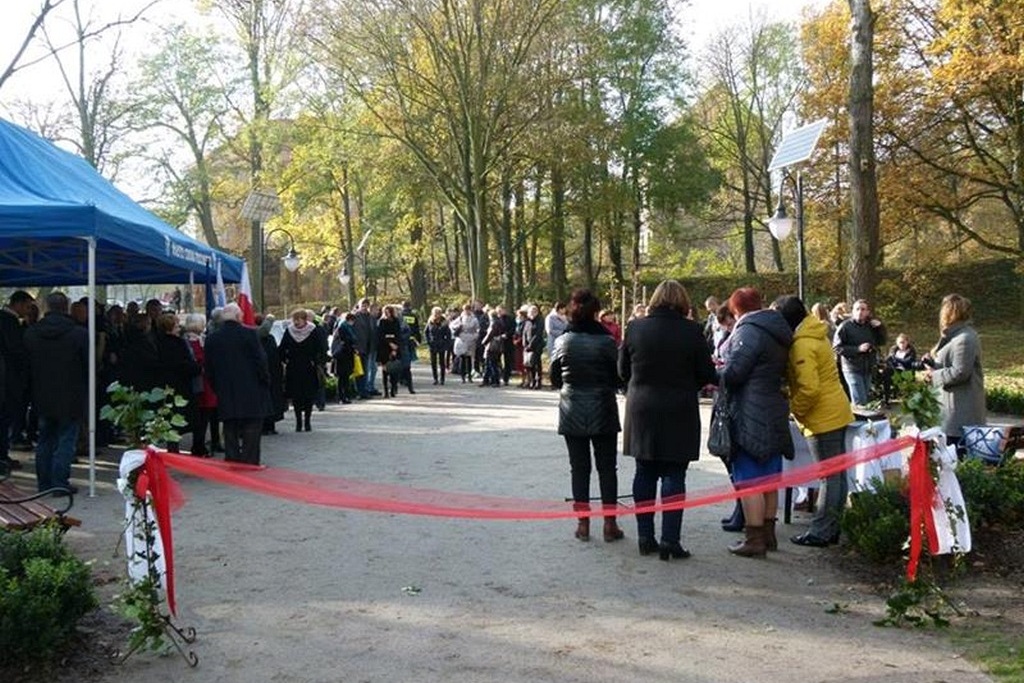 W Prochowicach został otwarty zrewitalizowany park przyzamkowy