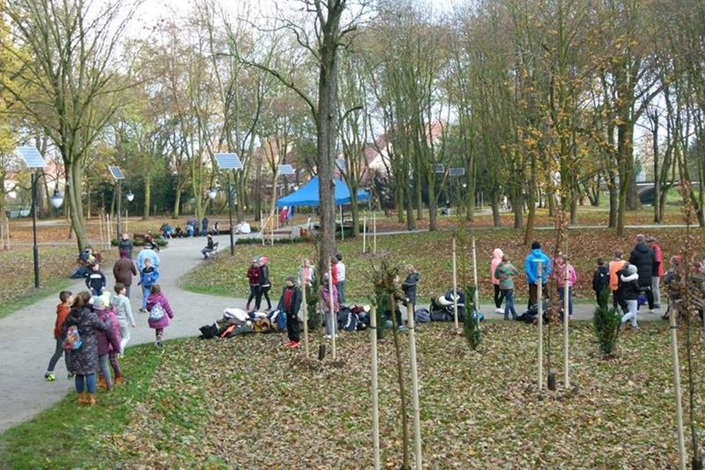 W Prochowicach został otwarty zrewitalizowany park przyzamkowy