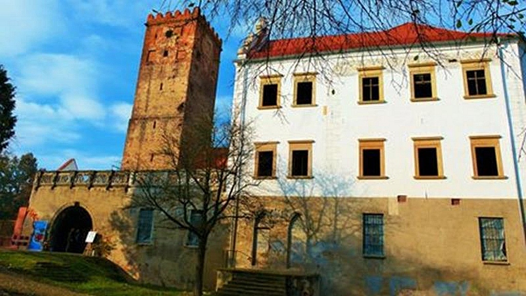 W Prochowicach został otwarty zrewitalizowany park przyzamkowy