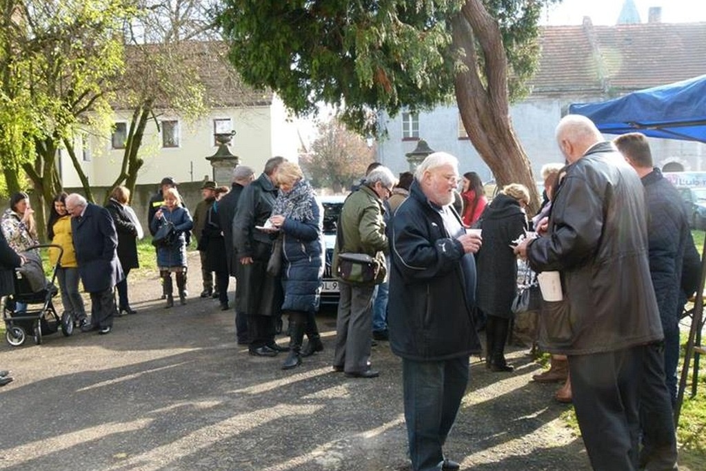 W Prochowicach został otwarty zrewitalizowany park przyzamkowy