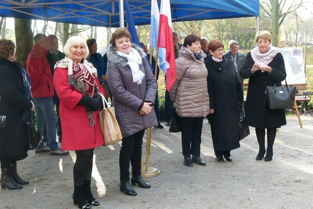 W Prochowicach został otwarty zrewitalizowany park przyzamkowy