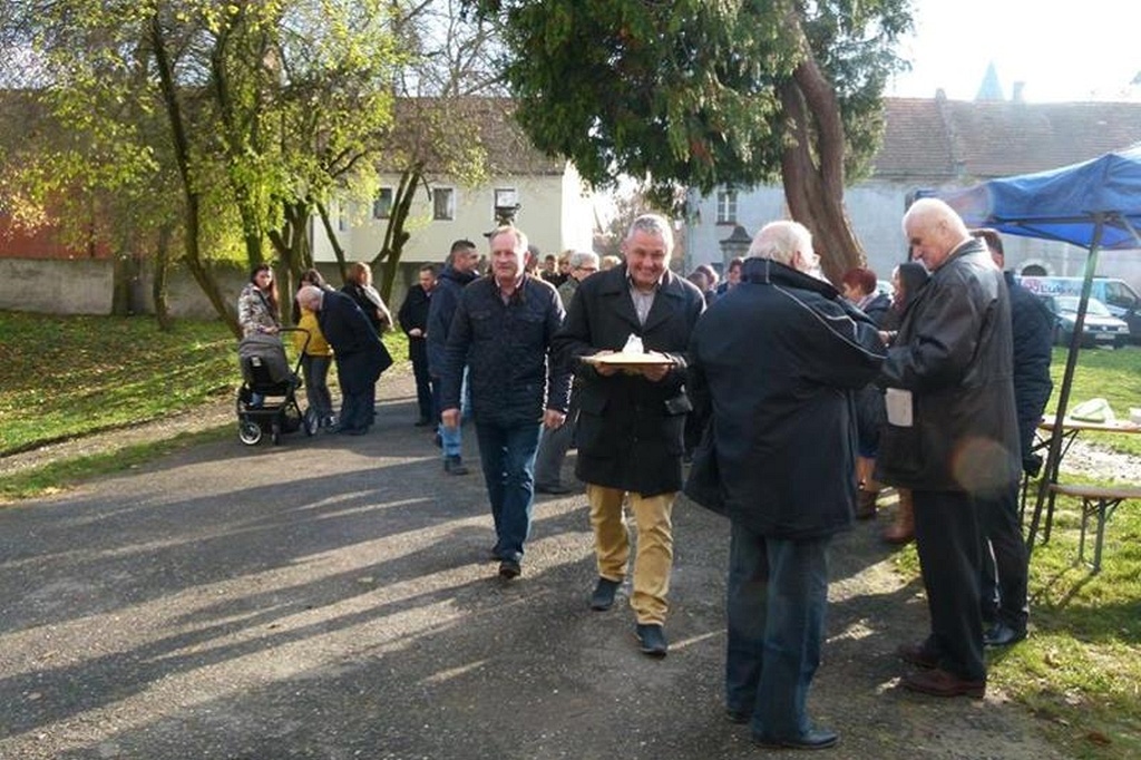 W Prochowicach został otwarty zrewitalizowany park przyzamkowy