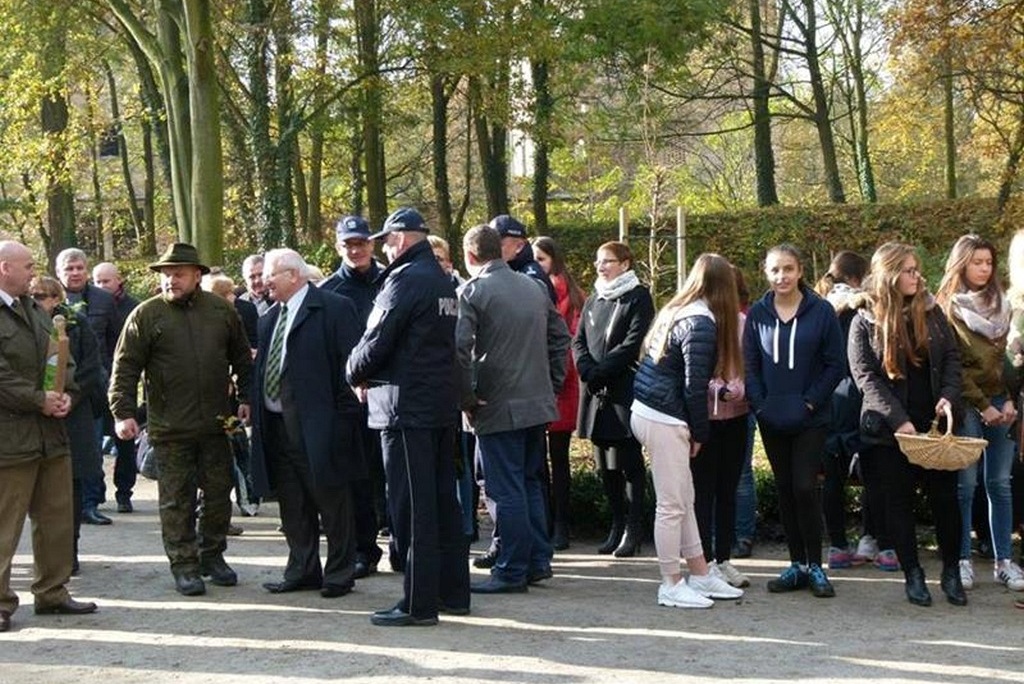 W Prochowicach został otwarty zrewitalizowany park przyzamkowy