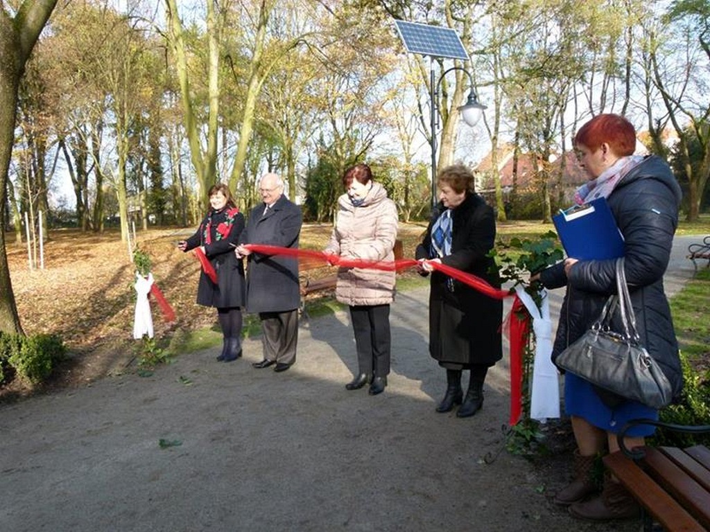W Prochowicach został otwarty zrewitalizowany park przyzamkowy