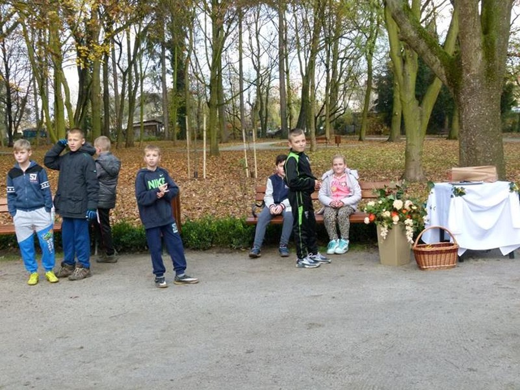 W Prochowicach został otwarty zrewitalizowany park przyzamkowy