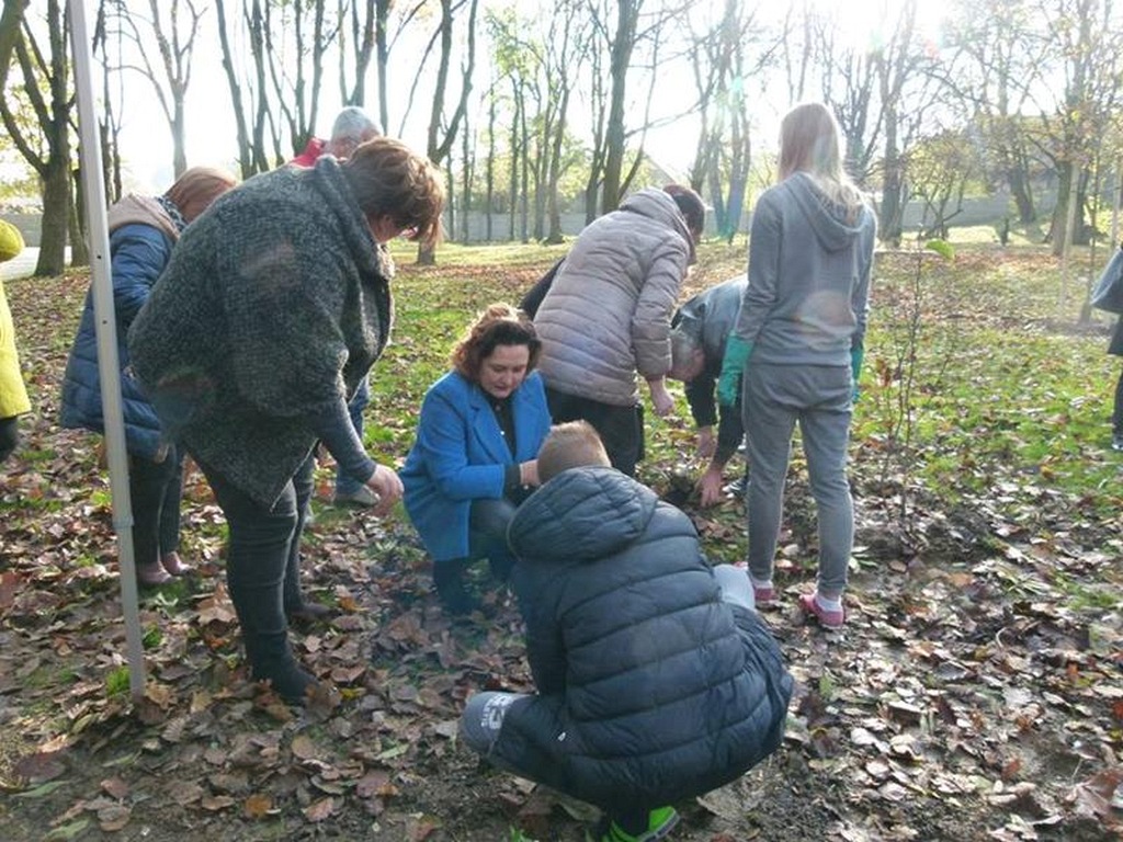 W Prochowicach został otwarty zrewitalizowany park przyzamkowy