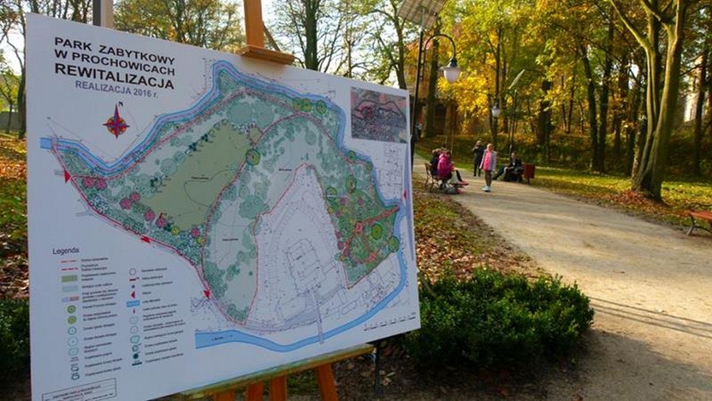 W Prochowicach został otwarty zrewitalizowany park przyzamkowy