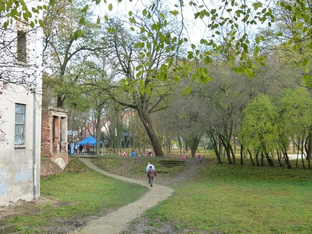 W Prochowicach został otwarty zrewitalizowany park przyzamkowy