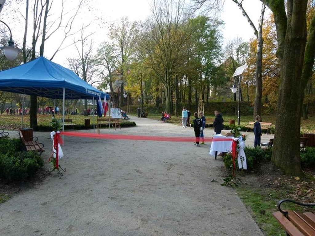 W Prochowicach został otwarty zrewitalizowany park przyzamkowy
