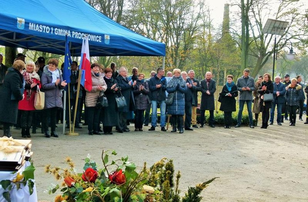 W Prochowicach został otwarty zrewitalizowany park przyzamkowy