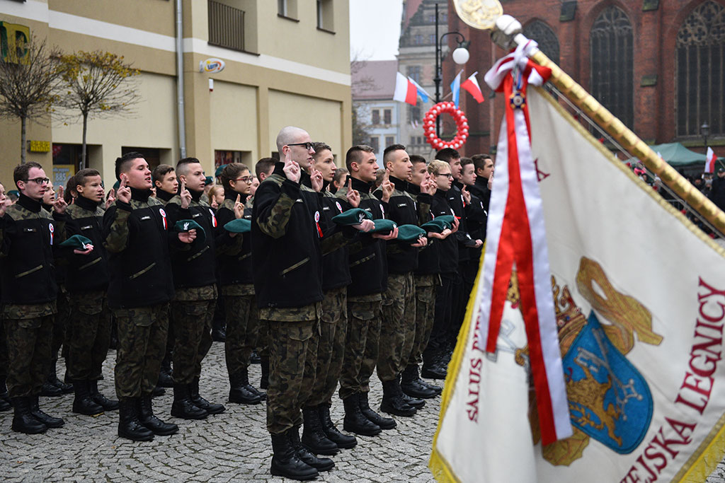 Klasy mundurowe złożyły uroczyste ślubowanie w legnickim rynku