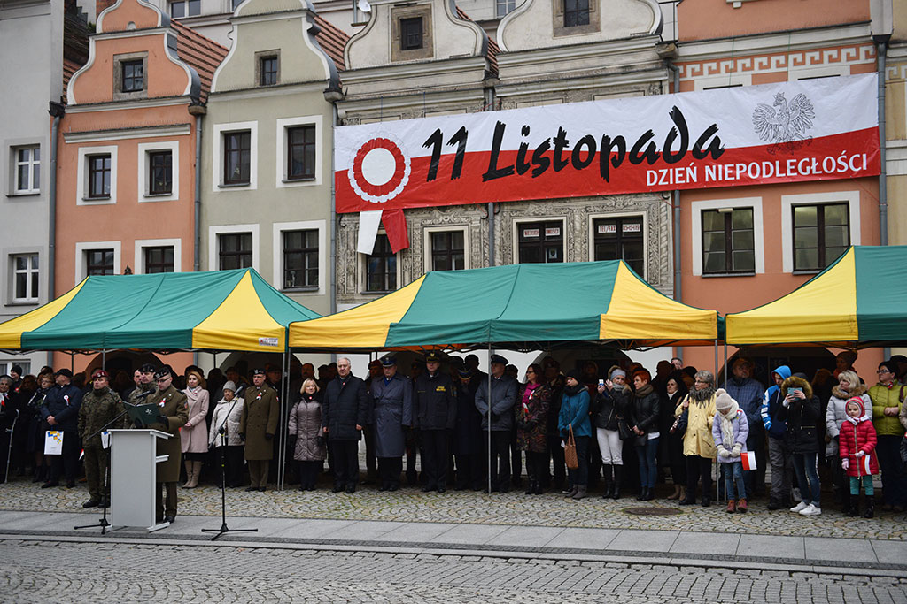 Klasy mundurowe złożyły uroczyste ślubowanie w legnickim rynku