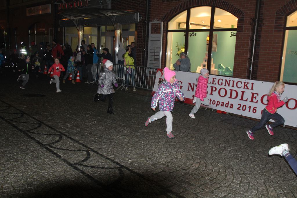 Blisko czterysta osób pobiegło w Biegu Niepodległości cz2