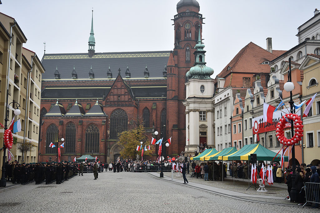 Klasy mundurowe złożyły uroczyste ślubowanie w legnickim rynku