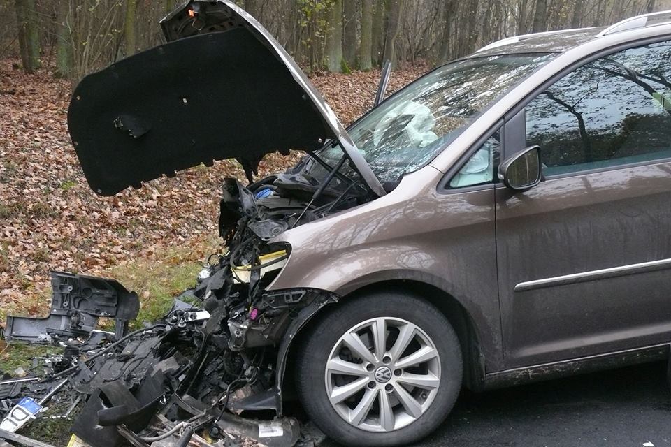 Groźny wypadek na drodze za Prochowicami. Dwie osoby w szpitalu