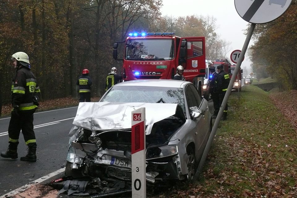 Groźny wypadek na drodze za Prochowicami. Dwie osoby w szpitalu