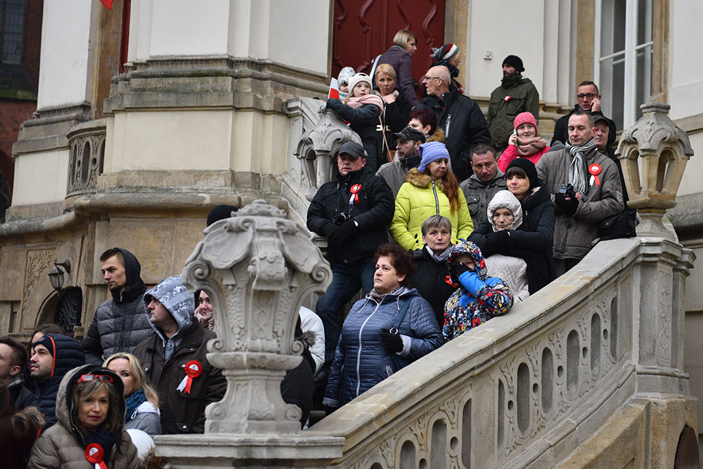 Klasy mundurowe złożyły uroczyste ślubowanie w legnickim rynku