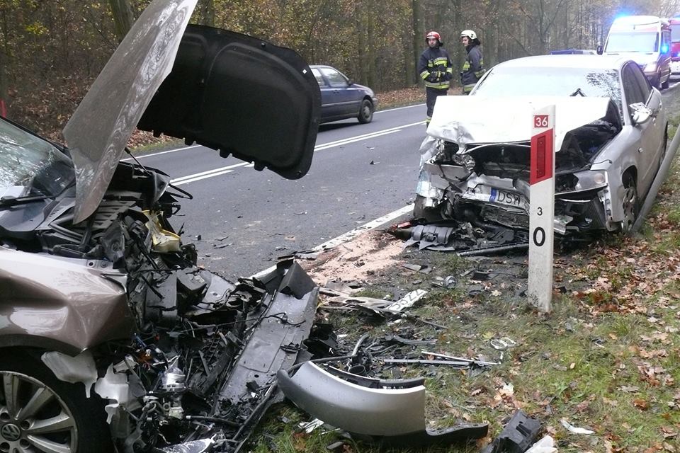 Groźny wypadek na drodze za Prochowicami. Dwie osoby w szpitalu