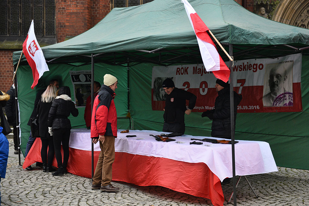 Klasy mundurowe złożyły uroczyste ślubowanie w legnickim rynku