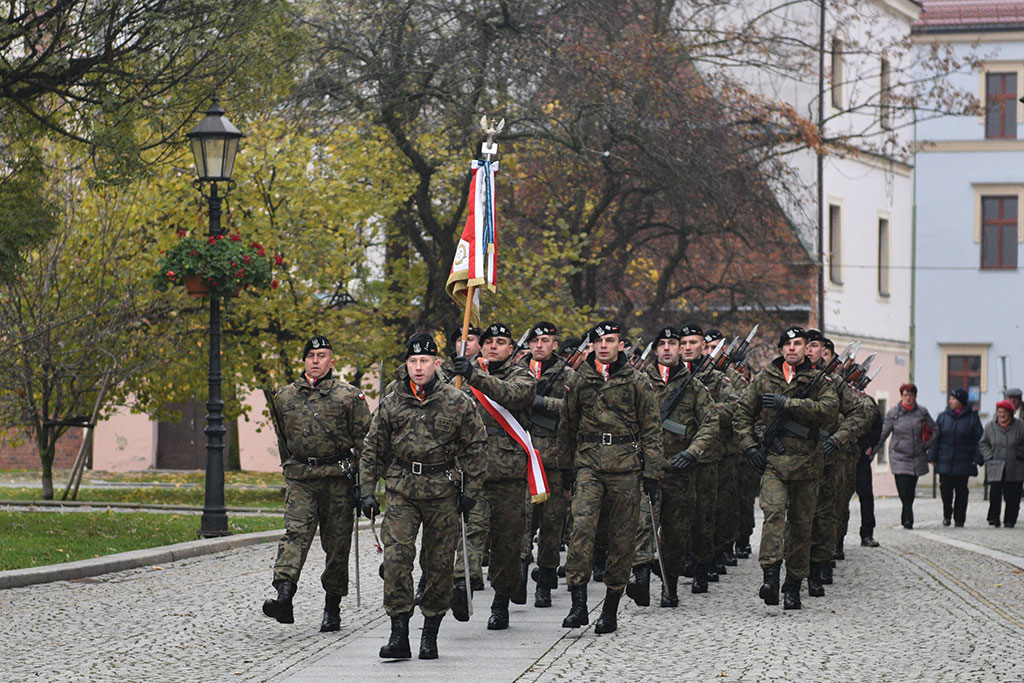 Klasy mundurowe złożyły uroczyste ślubowanie w legnickim rynku