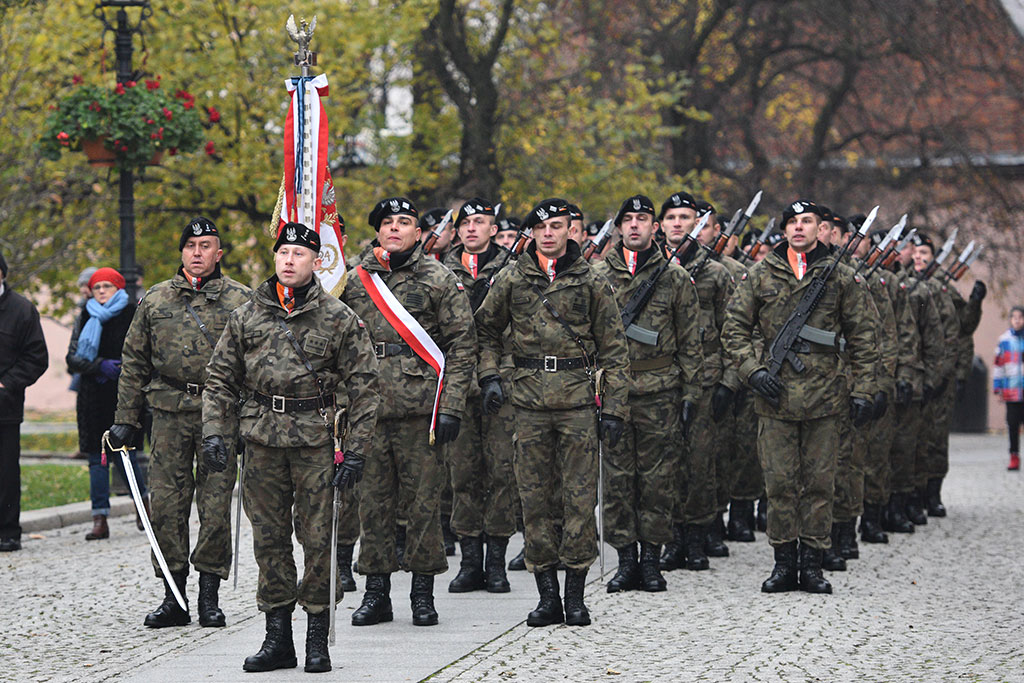 Klasy mundurowe złożyły uroczyste ślubowanie w legnickim rynku