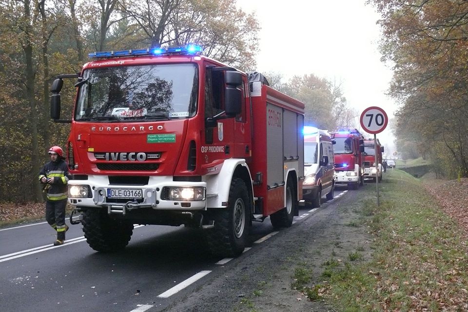Groźny wypadek na drodze za Prochowicami. Dwie osoby w szpitalu