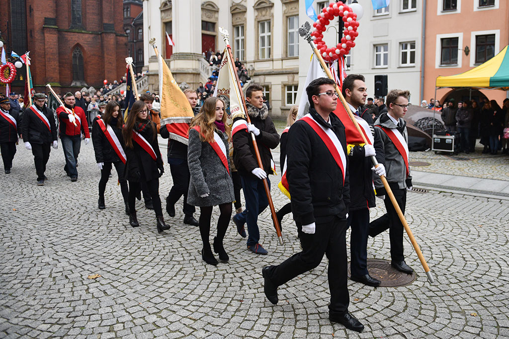 Klasy mundurowe złożyły uroczyste ślubowanie w legnickim rynku