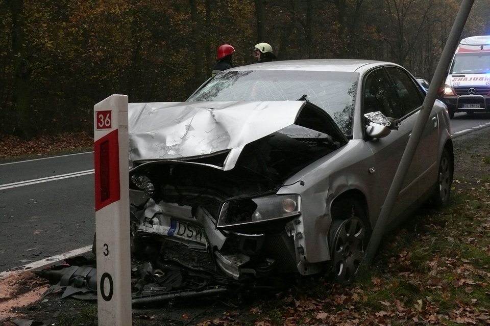 Groźny wypadek na drodze za Prochowicami. Dwie osoby w szpitalu