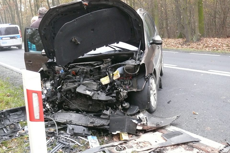 Groźny wypadek na drodze za Prochowicami. Dwie osoby w szpitalu