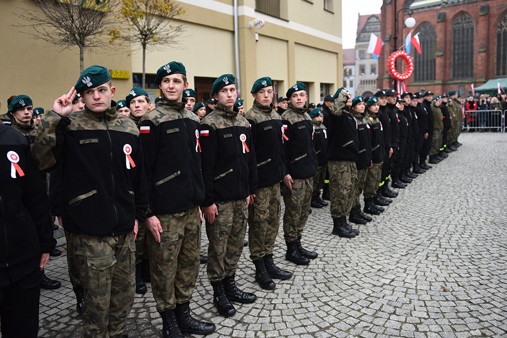 Klasy mundurowe złożyły uroczyste ślubowanie w legnickim rynku