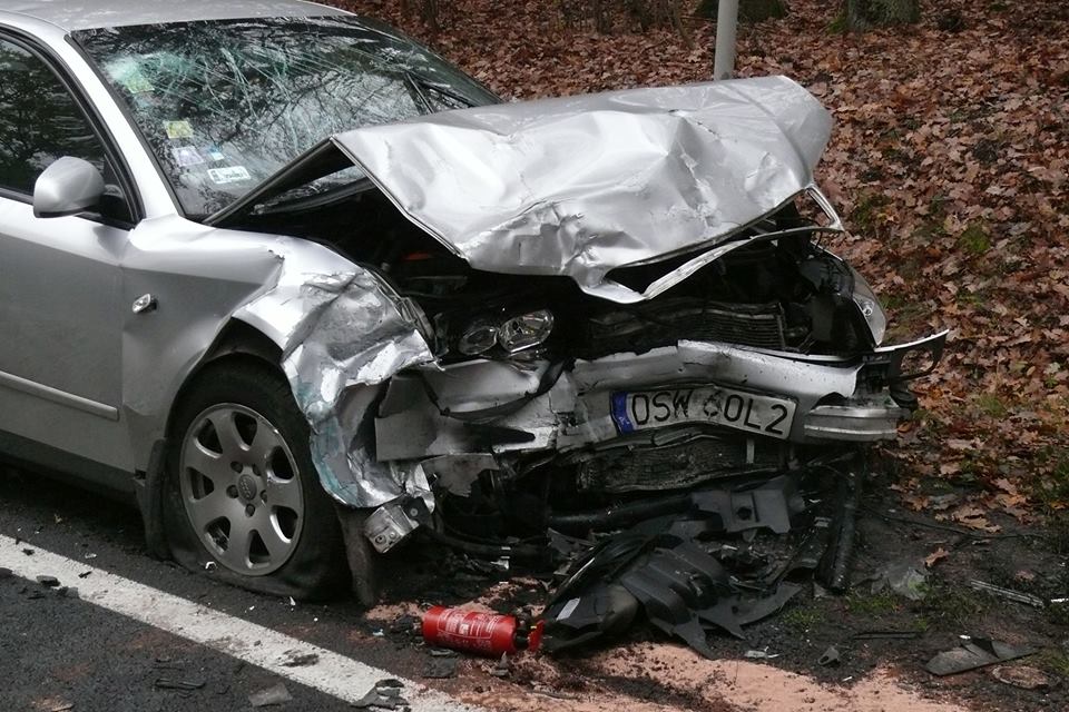 Groźny wypadek na drodze za Prochowicami. Dwie osoby w szpitalu