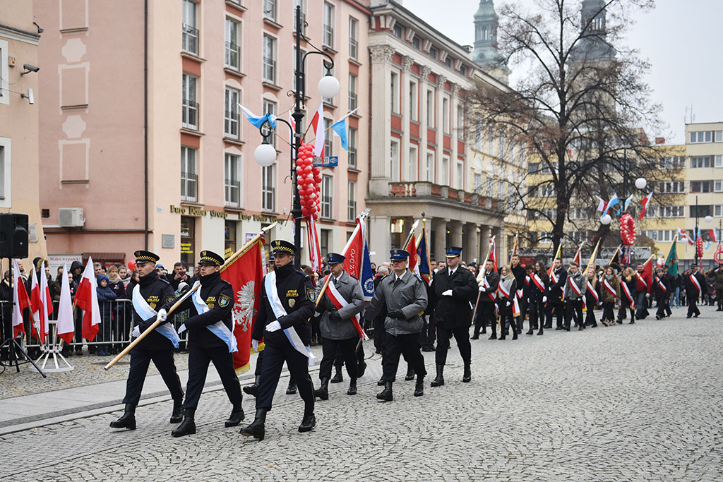 Klasy mundurowe złożyły uroczyste ślubowanie w legnickim rynku