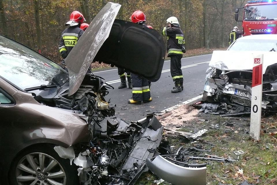 Groźny wypadek na drodze za Prochowicami. Dwie osoby w szpitalu
