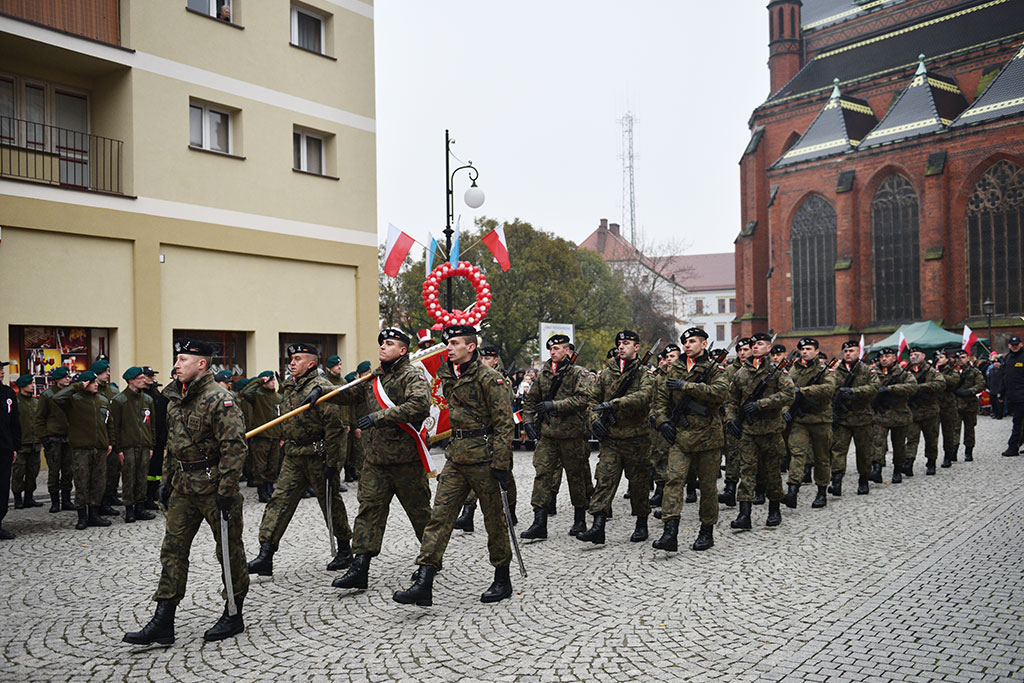 Klasy mundurowe złożyły uroczyste ślubowanie w legnickim rynku