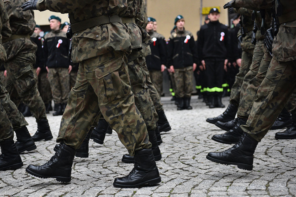 Klasy mundurowe złożyły uroczyste ślubowanie w legnickim rynku