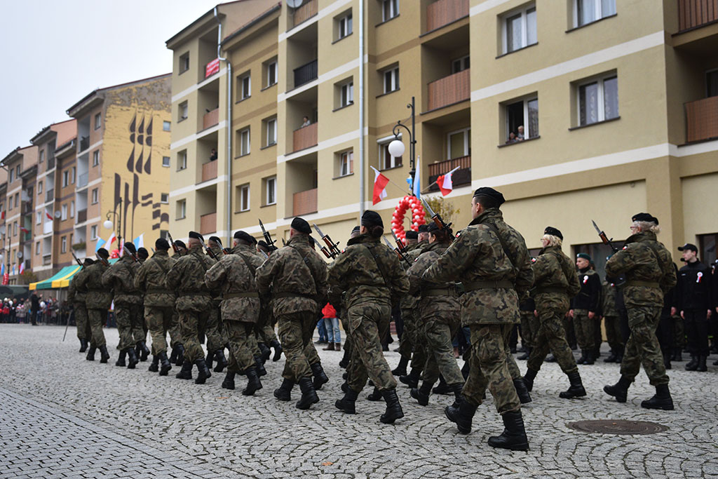 Klasy mundurowe złożyły uroczyste ślubowanie w legnickim rynku