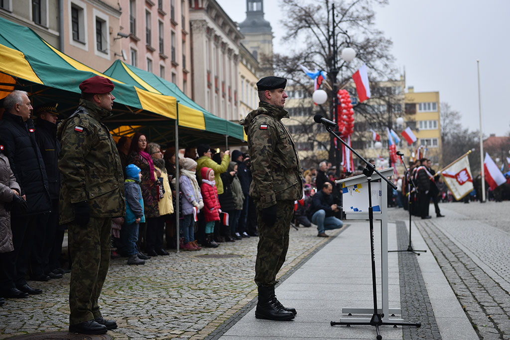 Klasy mundurowe złożyły uroczyste ślubowanie w legnickim rynku