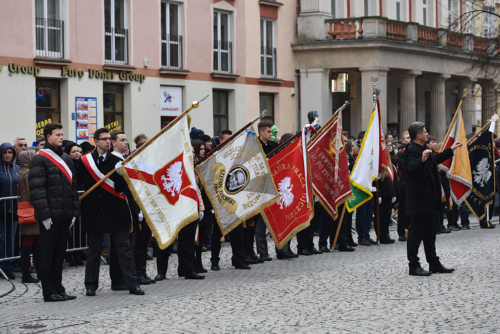 Klasy mundurowe złożyły uroczyste ślubowanie w legnickim rynku