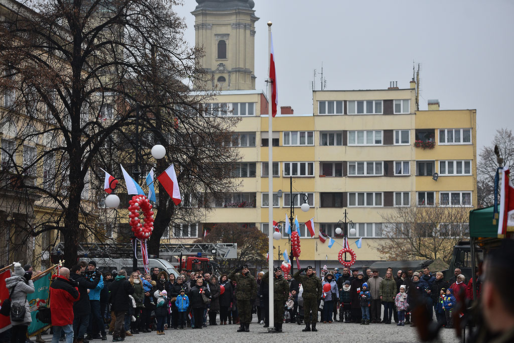 Klasy mundurowe złożyły uroczyste ślubowanie w legnickim rynku