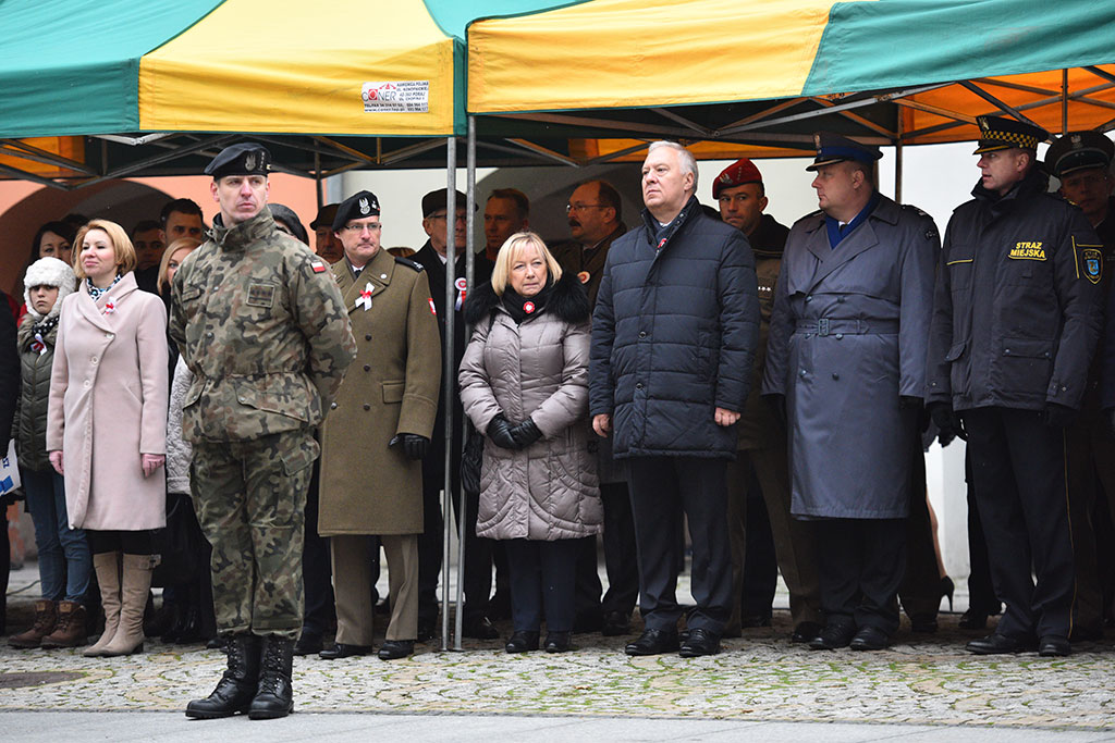 Klasy mundurowe złożyły uroczyste ślubowanie w legnickim rynku