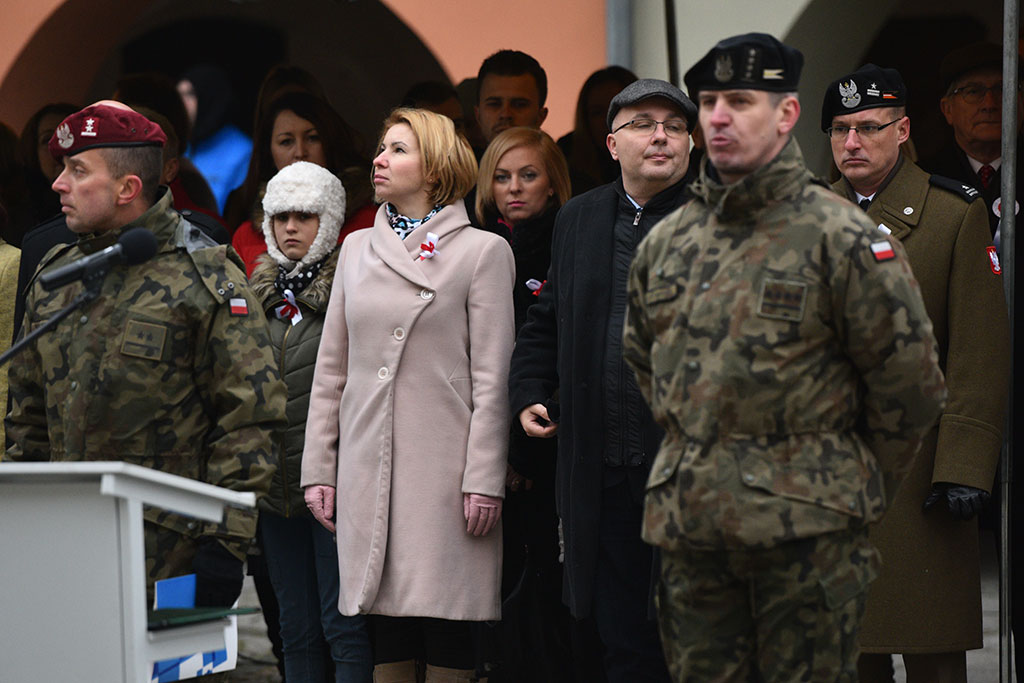 Klasy mundurowe złożyły uroczyste ślubowanie w legnickim rynku