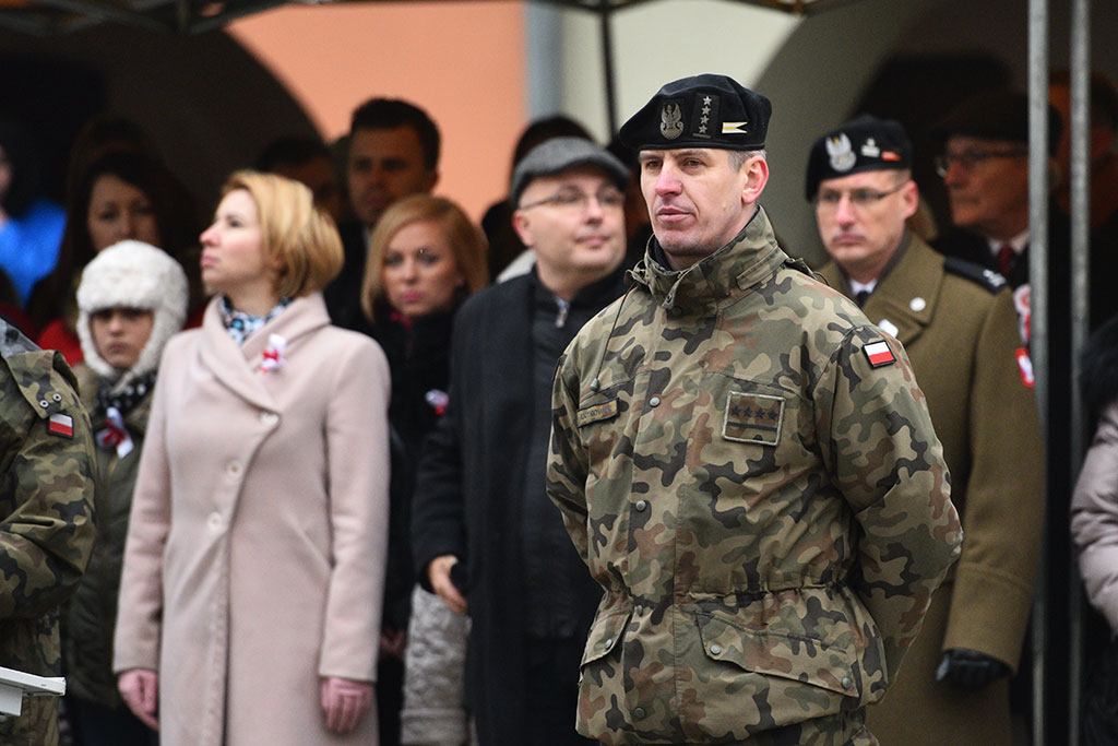 Klasy mundurowe złożyły uroczyste ślubowanie w legnickim rynku