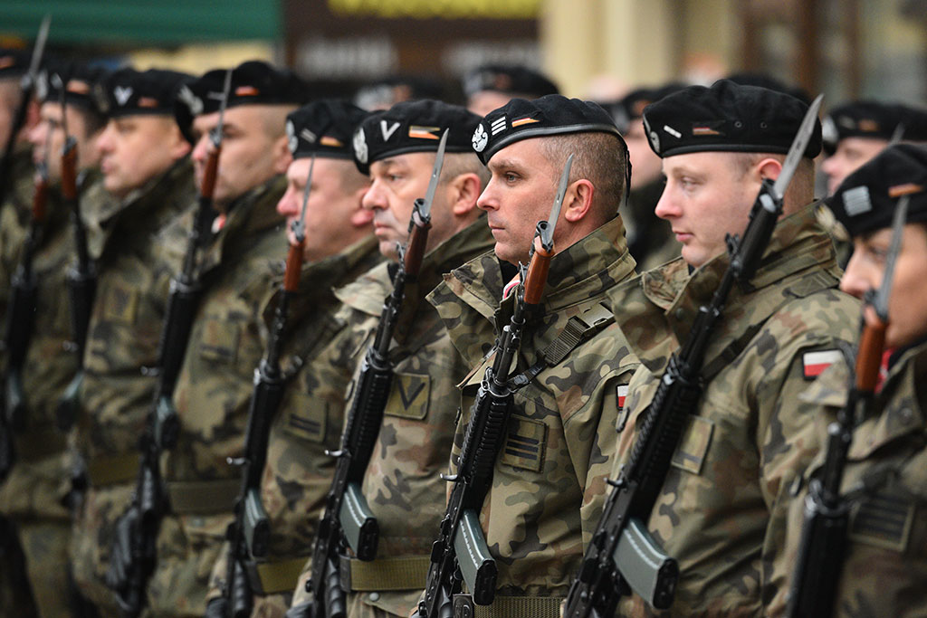 Klasy mundurowe złożyły uroczyste ślubowanie w legnickim rynku