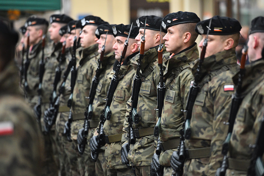Klasy mundurowe złożyły uroczyste ślubowanie w legnickim rynku