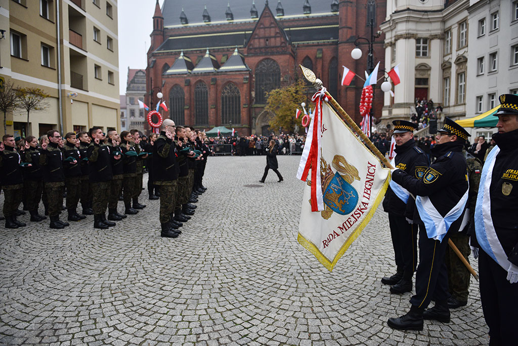 Klasy mundurowe złożyły uroczyste ślubowanie w legnickim rynku