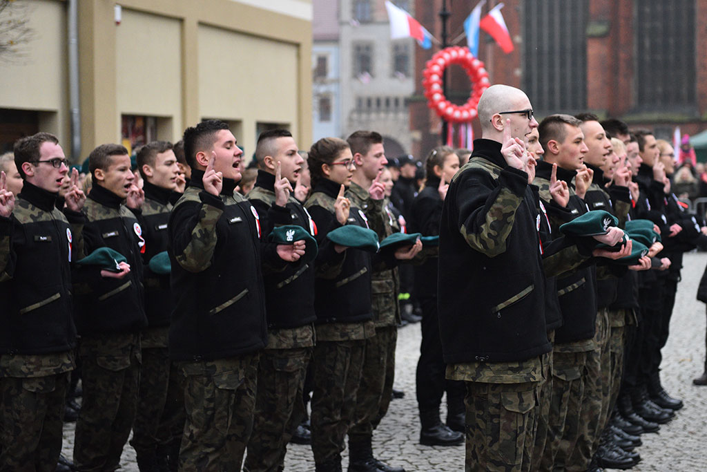 Klasy mundurowe złożyły uroczyste ślubowanie w legnickim rynku