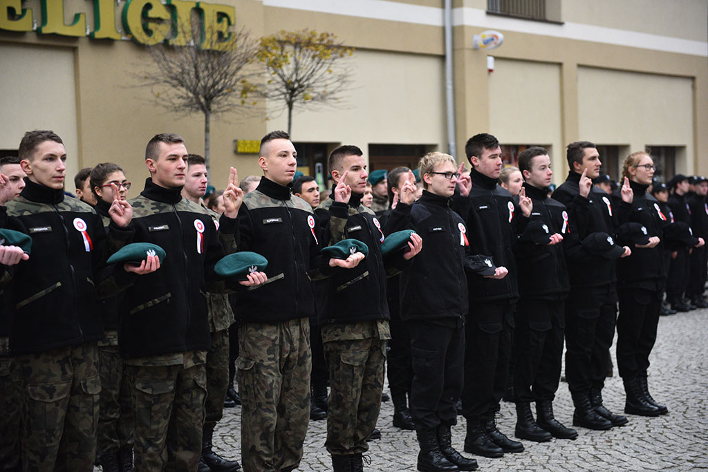 Klasy mundurowe złożyły uroczyste ślubowanie w legnickim rynku