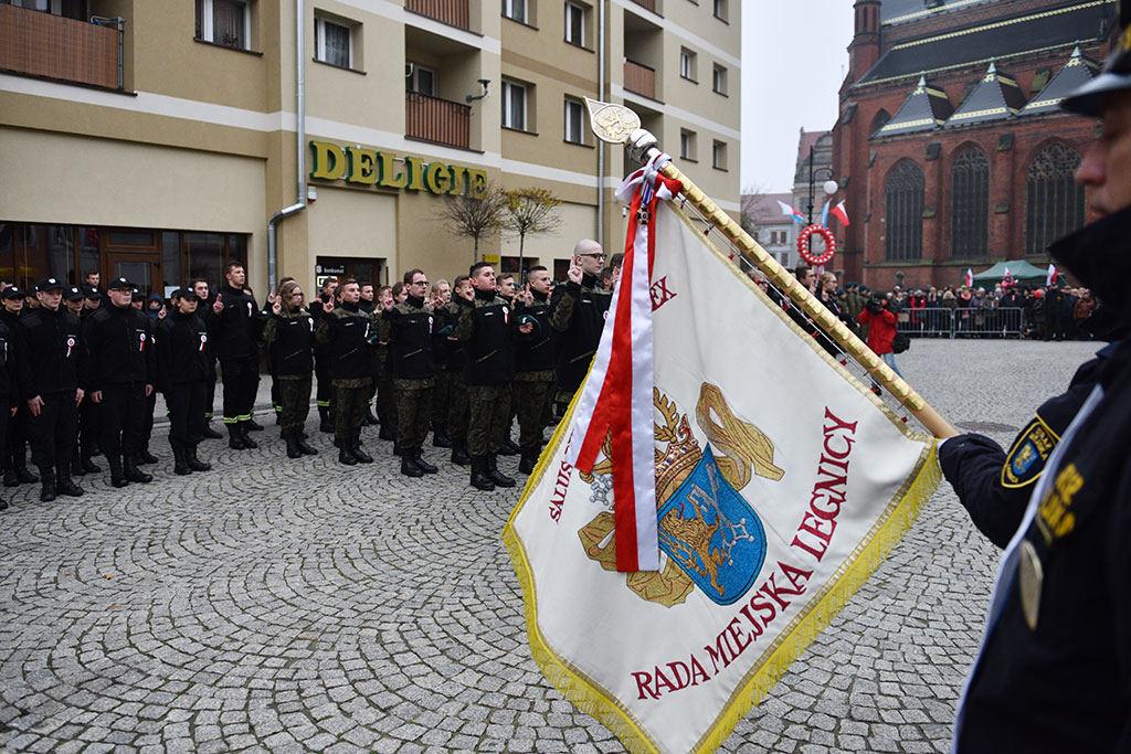 Klasy mundurowe złożyły uroczyste ślubowanie w legnickim rynku