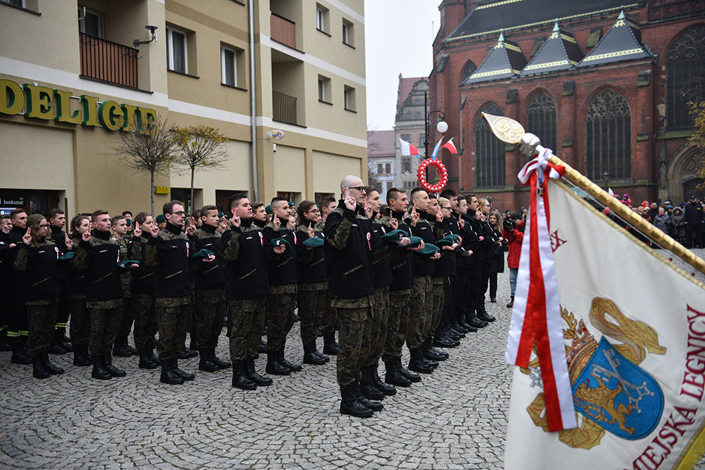 Klasy mundurowe złożyły uroczyste ślubowanie w legnickim rynku