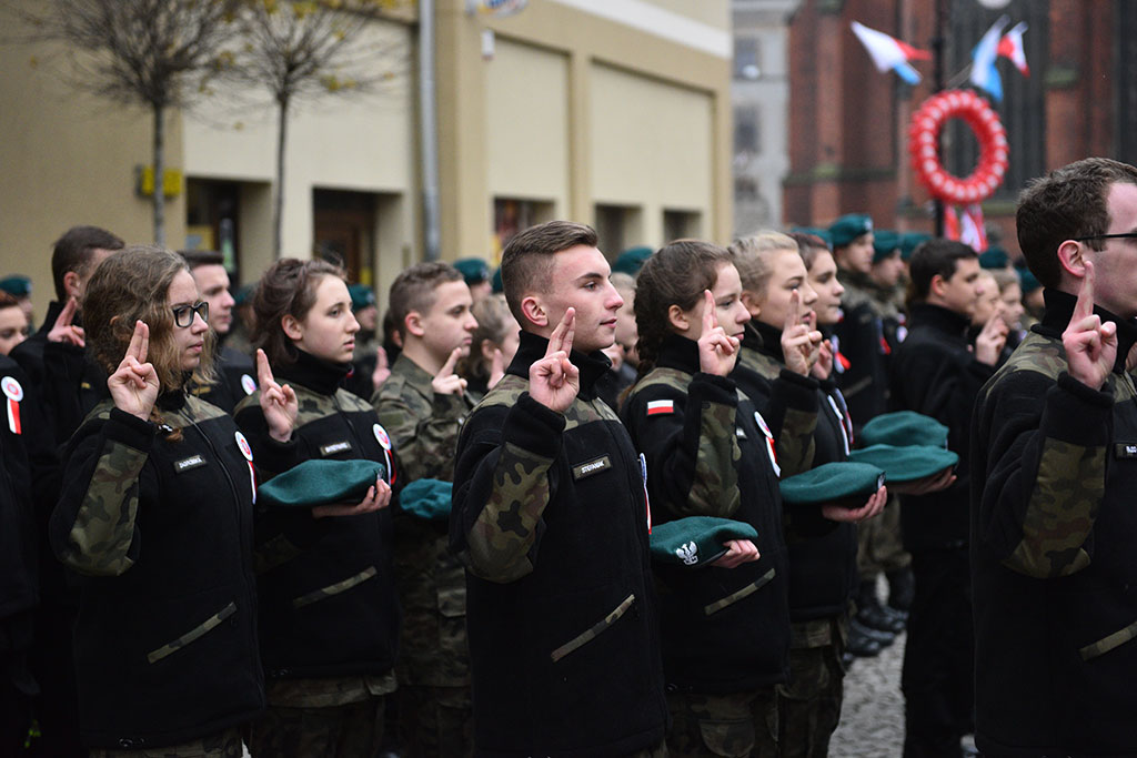 Klasy mundurowe złożyły uroczyste ślubowanie w legnickim rynku